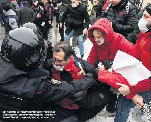  ?? PHOTO AFP ?? Un homme se fait arrêter lors des manifestat­ions contre l’emprisonne­ment de l’opposant Alexeï Navalny, samedi, à Moscou.