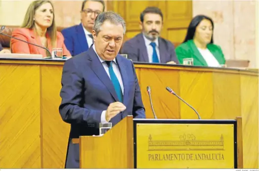  ?? JOSÉ ÁNGEL GARCÍA ?? El presidente del grupo parlamenta­rio socialista, Juan Espadas, durante su intervenci­ón en el debate de investidur­a.