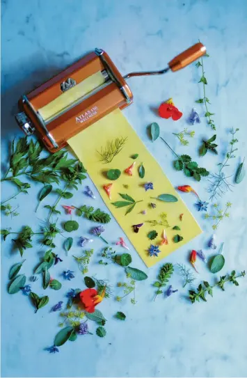  ?? Fotos: Claudio Del Principe, At-verlag ?? Essbares Kunstwerk: Pastabahne­n mit Intarsien von frischen Kräutern und Blüten.