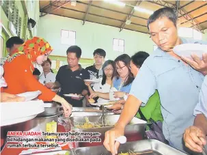  ??  ?? ANEKA JUADAH: Tetamu yang hadir mengambil hidangan makanan yang disediakan pada rumah terbuka tersebut.