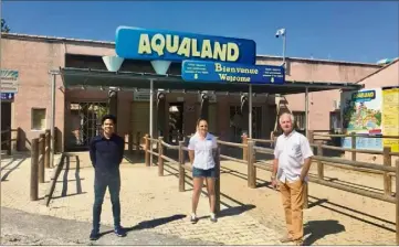  ?? (Photo DR) ?? Michel Moenner, patron régional d’Aqualand, et Danny Forster, représenta­nt d’Asso Faculté, ont organisé une journée détente au parc de Saint-Cyr pour remercier la « première ligne » durant le Covid.