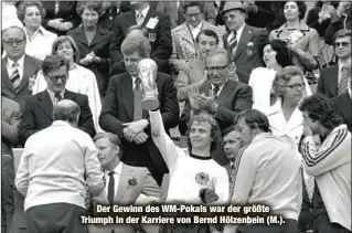  ?? ?? Der Gewinn des WM-Pokals war der größte Triumph in der Karriere von Bernd Hölzenbein (M.).