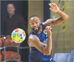  ?? Picture: SARAH REED ?? WARM UP: Dodge ball for 36ers’ Shannon Shorter.