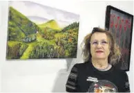  ?? ?? Arriba, los Premios Aragón Goya Teresa Ramón y Rafael Navarro con las obras que han cedido este año para la exposición de Aspanoa. Sobre estas líneas, José Antonio Barrios y María Jesús Escuer, ayer con sus piezas.