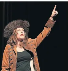  ?? RP-FOTO: ARFI ?? Andrea Volk als Piratenkap­itänin: Die Kabarettis­tin trat am Freitagabe­nd im Rheinberge­r Stadthaus auf.