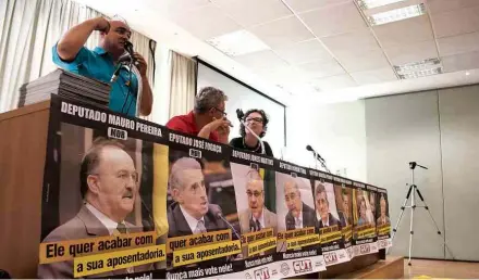  ?? Davi Magalhães/Futura Press/Folhapress ?? Leitura é que agora o governo prefere tocar uma agenda mais popular numa eleição, a da segurança pública Centrais sindicais e movimentos sociais se reúnem em Porto Alegre (RS) para discutir greve na próxima semana