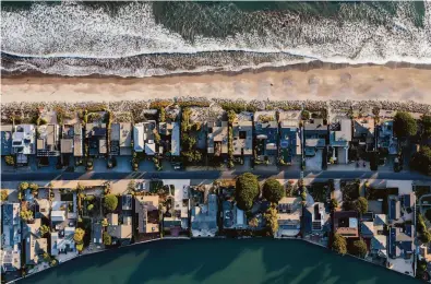  ?? Santiago Mejia / The Chronicle ?? Without interventi­on, flooding linked to rising seas could damage or destroy many Stinson Beach homes.