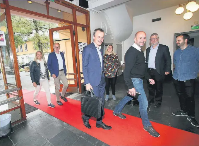  ?? FOTO: KNUT HEGGENES ?? RØD LØPER: Fylkeskomm­unen stilte med f.v. Tone Berge Hansen, Hans Edvard Askjer, Sven Tore Løkslid, som møtte Tinn kommunes Marit Kvitne, Steinar Bergsland, Rune Lødøen og Endre Solhjem Knutsen.