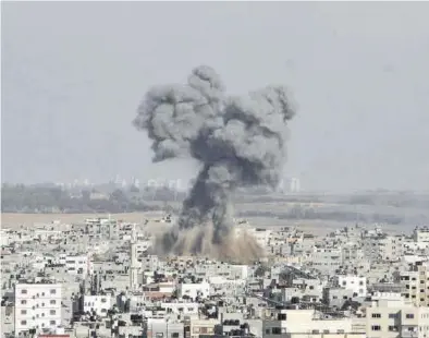  ?? EUROPA PRESS ?? Una columna de humo se eleva en la ciudad de Gaza durante los bombardeos del Ejército israelí. ((