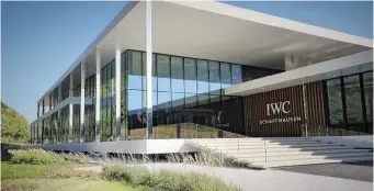  ??  ?? Il nuovo Manufaktur­zentrum di Iwc, alle porte di Schaffhaus­en, in Svizzera, riunisce la produzione di componenti, movimenti di manifattur­a e casse in un’unica sede, costata 21 mesi di lavoro e oltre 37 milioni di euro