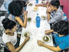  ?? LUIS TATO / ARCHIVO ?? Imagen de un comedor social para jóvenes de familias sin recursos