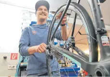  ?? FOTO: LINDA EGGER ?? Einen Reifen wechseln kann jeder, ist Fahrrad-Mechaniker Dennis Schelkle überzeugt.