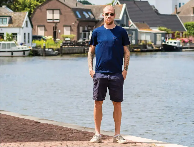  ??  ?? simon gustafsons fotbollsli­v leker just nu: ”staden är fin och klubben har verkligen en ambition att slå sig in i toppen”, berättar 24-åringen när gP kommer på besök i utrecht.