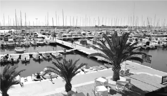 ?? Fotos: Ángel García ?? Der Hafen des Club Náutico von Torrevieja. Für kleinere Boote sind die Liegeplätz­e der privaten Anbieter unbezahlba­r.