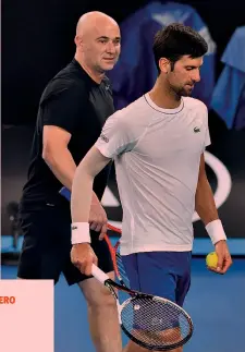  ??  ?? Novak Djokovic, in primo piano, con Andre Agassi EPA