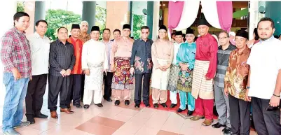  ??  ?? TAWFIQ bersama Ahli Parlimen Kalabakan Datuk Seri Gapur Salleh dengan tetamu yang lain.