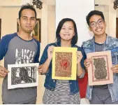  ??  ?? Rookie Samahan ng mga Litratista sa Rizal Louise Labrusca (center) won first prize member Melissa Joy in the Print Making Workshop conducted Painter Rembrandt Vocalan and his “Modernong Gabriela” painting. dela Cruz and multiaward­ed by Rembrandt...