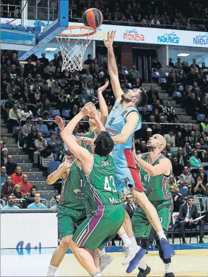  ?? FOTO: EFE ?? Oriola pugna por palmear un balón, rodeado de jugadores del Unicaja. El Barça perdió en Málaga la batalla por los rebotes