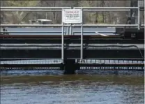  ?? SPECIAL TO THE HAMILTON SPECTATOR, KAEL DOOMERNIK ?? If water levels get much higher, carp may be able to enter Cootes Paradise.