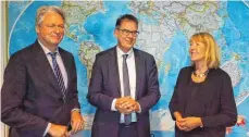  ?? FOTO: OH ?? Entwicklun­gsminister Gerd Müller (CSU, Mitte) mit den Redakteure­n der „Schwäbisch­en Zeitung“, Hendrik Groth und Sabine Lennartz.