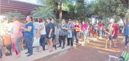  ?? ?? Larga fila de padres de familia para la inscripció­n en la escuela Medalla Milagrosa de Ciudad del Este.