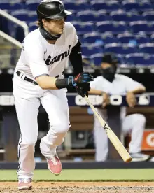  ?? AL DIAZ adiaz@miamiheral­d.com ?? Marlins’ Brian Anderson is getting hot at the right time. He smacked three homers in Friday’s nightcap and is batting .348 over his last 20 games.