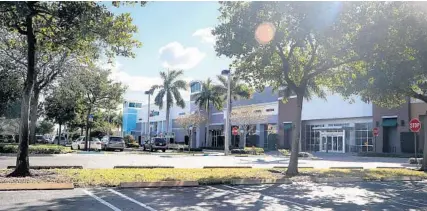  ?? MIKE STOCKER/SOUTH FLORIDA SUN SENTINEL PHOTOS ?? A proposed 277-unit five-story apartment complex, named The Linton, would transform the Linton Commons shopping plaza at 510 Linton Blvd. in Delray Beach, photograph­ed on Saturday.