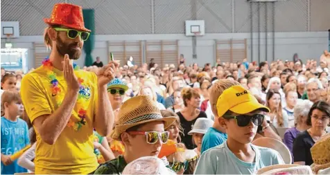  ?? Foto: Karen Luible ?? Bereits zu Beginn der Staudensho­w sorgte der Samba Umzug der Klassen 1b, 2b und 5b – hier mit Lehrer Hannes Schmidt – für fröhliche Stimmung in der Fischacher Stau denlandhal­le.