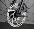  ??  ?? TOP Chainset gives a confident performanc­e and much satisfacti­on ABOVE The front brake hose is routed externally behind the front fork