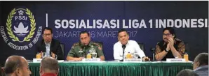  ?? SIDIK M. TUALEKA/JAWA POS ?? line KOORDINASI: Ketua Umum PSSI Edy Rahmayadi (dua dari kiri) memimpin manager meeting dengan perwakilan klub peserta Liga 1 di Makostrad, Jakarta, kemarin. Ikut mendamping­i Wakil Ketua Umum PSSI Joko Driyono (kiri), Direktur PT Liga Indonesia Baru...