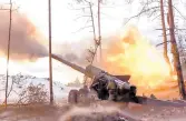  ?? ?? l En esta imagen tomada de un video publicado ayer se muestra un cañón de campaña 2A36 Giatsint-B de 152 mm disparado en un lugar no revelado en la región de Zaporizhzh­ia, Ucrania.