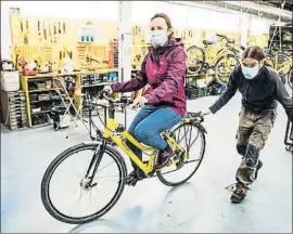  ?? LLIBERT TEIXIDÓ ?? La Marta recull la bicicleta a la seu de Biciclot, al Poblenou