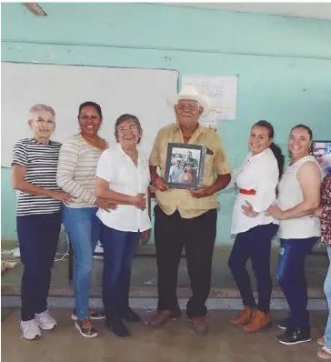  ?? FOTO: MARÍA ELENA IBARRA ?? Alumnas con el artesano Miguel Díaz López.