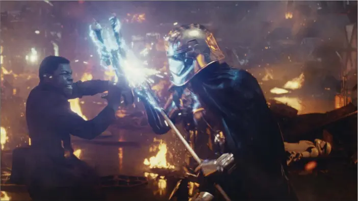  ?? FOTO: PRESSBILD ?? Finn (John Boyega) i kamp med kapten Phasma (Gwendoline Christie).