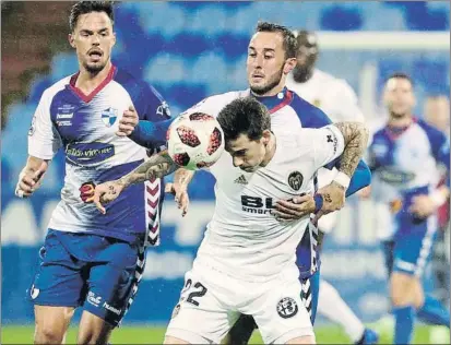  ?? FOTO: EFE ?? Santi Mina remata de cabeza ante un defensa del Ebro. El delantero, que firmó un doblete, reaparecía tras dos meses de baja