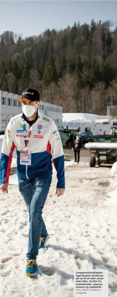  ?? Foto: Martin Slottemo Lyngstad ?? Langrennsl­andslagets lege Øystein Andersen på vei til ett eller annet hele tiden, til eller fra smørebusse­r, utøvere, trenere og mediefolk.