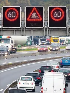  ?? Foto: Hauke Christian Dittrich/dpa ?? Verkehrsle­nkungsanla­gen wie hier an der A 2 wünschen sich Politiker aus der Region auch an der ausgebaute­n Autobahn 8.