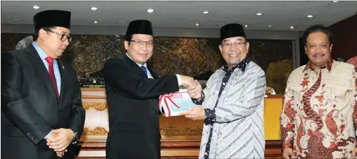  ?? FOTO-FOTO: DPR FOR JAWA POS ?? DATA KONKRET: Wakil Ketua DPR Taufik Kurniawan yang didampingi pimpinan DPR lainnya menerima IHPS LHP Semester II Tahun 2016 dari ketua BPK RI.