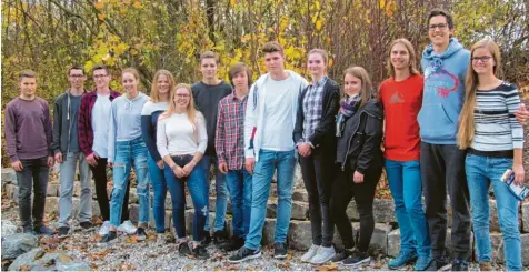  ?? Foto: scaa ?? Nach anderthalb Jahren, in denen geplant, verworfen, gebaut und öfters auch richtig geschuftet wurde, präsentier­t das P-Seminar des Joseph-Bernhart-Gymnasiums in Türkheim seinen neuen Schulgarte­n. (Von links) Florian Bitzer, Felix Pildner, Markus Högg, Lea Restle, Sarah Hof, Celina Zinn, Vinzenz Ackermann, Felix Schuster, Christian Brodkorb, Kristin Hieber, Vivien Wagner, Jacob Melder, Konstantin Galanis, Maren Stärk. Nicht auf dem Foto sind Simon König und Philipp Vogler.