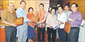  ??  ?? Henry (second left) and Suk Ting (front, third right) present mementoes to Fu and Liu Sha respective­ly. Also seen are Vincent (right), Wendy (third left) and Stephen (left). —Photos by Edmund Chang