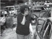  ??  ?? Një grua po kërkon qenin e saj mes makinave të djegura në Mati