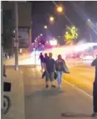  ??  ?? Beim Bellevue kam es am Samstagabe­nd zu Tumulten – Polizisten wurden mit Flaschen und Video: Viele Leser nahmen die krawallart­igen Szenen beim Bellevue auf – 20minuten.ch