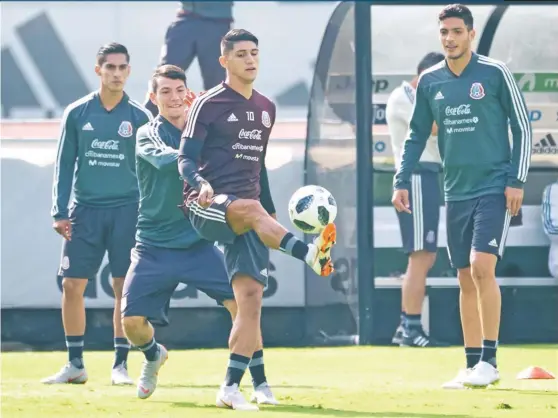  ??  ?? Raul Jiménez (der.) y Alan Pulido se perfilan para ocupar el eje del ataque del Tricolor en la era del técnico brasileño, Ricardo Ferretti.