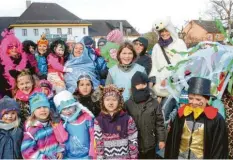  ??  ?? Stolze Sieger: Die Kinder der Wichtelstu­be erhielten den Preis für die schönsten Masken des Umzugs.