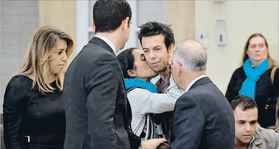  ?? CARLOS BARBA / EFE ?? Sin consuelo.
Patricia Ramírez y Gabriel Cruz, los padres de Gabriel, se abrazan en la capilla ardiente del pequeño, instalada en el palacio Provincial de la Diputación de Almería, en presencia de la presidenta de Andalucía, Susana Díaz