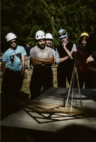  ??  ?? Les artisans de Charpentie­rs sans frontières, mardi, sur le chantier d’Ermenouvil­le.