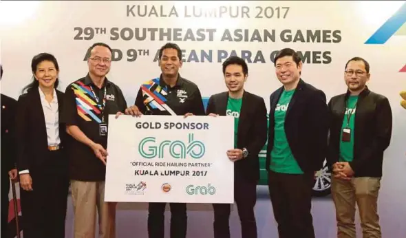  ?? PIC BY SYARAFIQ ABD SAMAD ?? Sports Minister Khairy Jamaluddin and Malaysian Organising Committee KL 2017 CEO Datuk Seri Zolkples Embong (second from left) receiving the sponsorshi­p pledge from Grab Malaysia country head Sean Goh (third from right) yesterday.