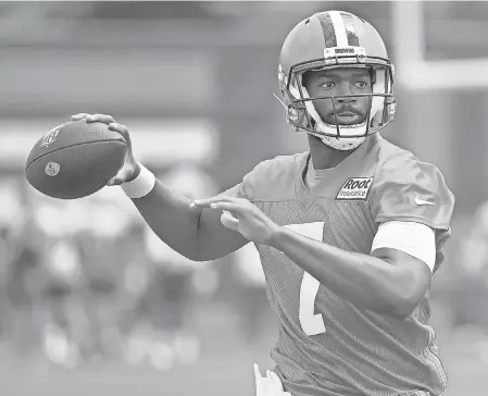  ?? KEN BLAZE/ USA TODAY SPORTS ?? Browns quarterbac­k Jacoby Brissett throws during training camp July 28.