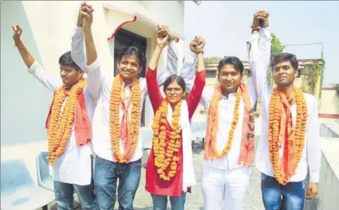  ?? GETTY ?? ▪ Richa Singh (centre), on October 1, 2015, after being elected president of the students’ union, Allahabad University