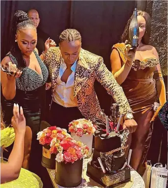  ?? ?? Cutting of the cake at the reality show Diamond and Dolls launch held at Monarch in Sandton, Johannesbu­rg.